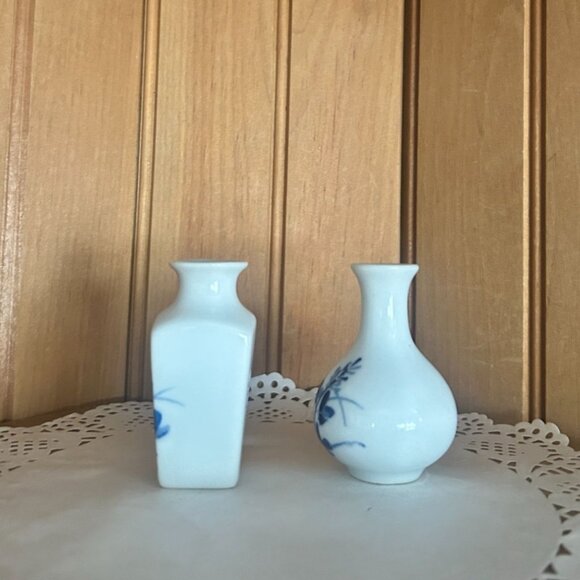 Vintage Miniature Blue & White Ceramic Vases Floral Pattern Small Bud Vase China - Picture 5 of 6